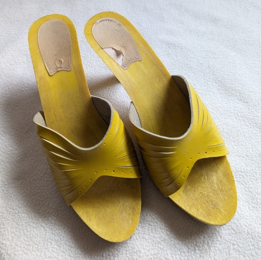 Vintage 60s 70s yellow heel sandals 7